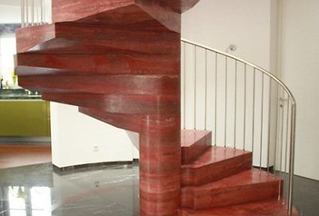 Лестница из красного травертина